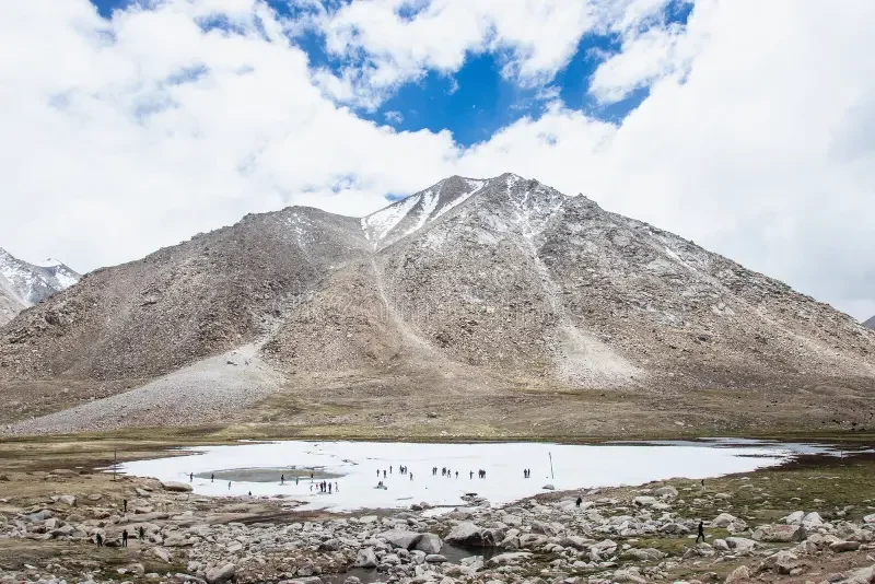 leh-ladakh-inde-juin-voyage-touristique-pour-jouer-les-montagnes-de-neige-l-himalaya-à-208370931